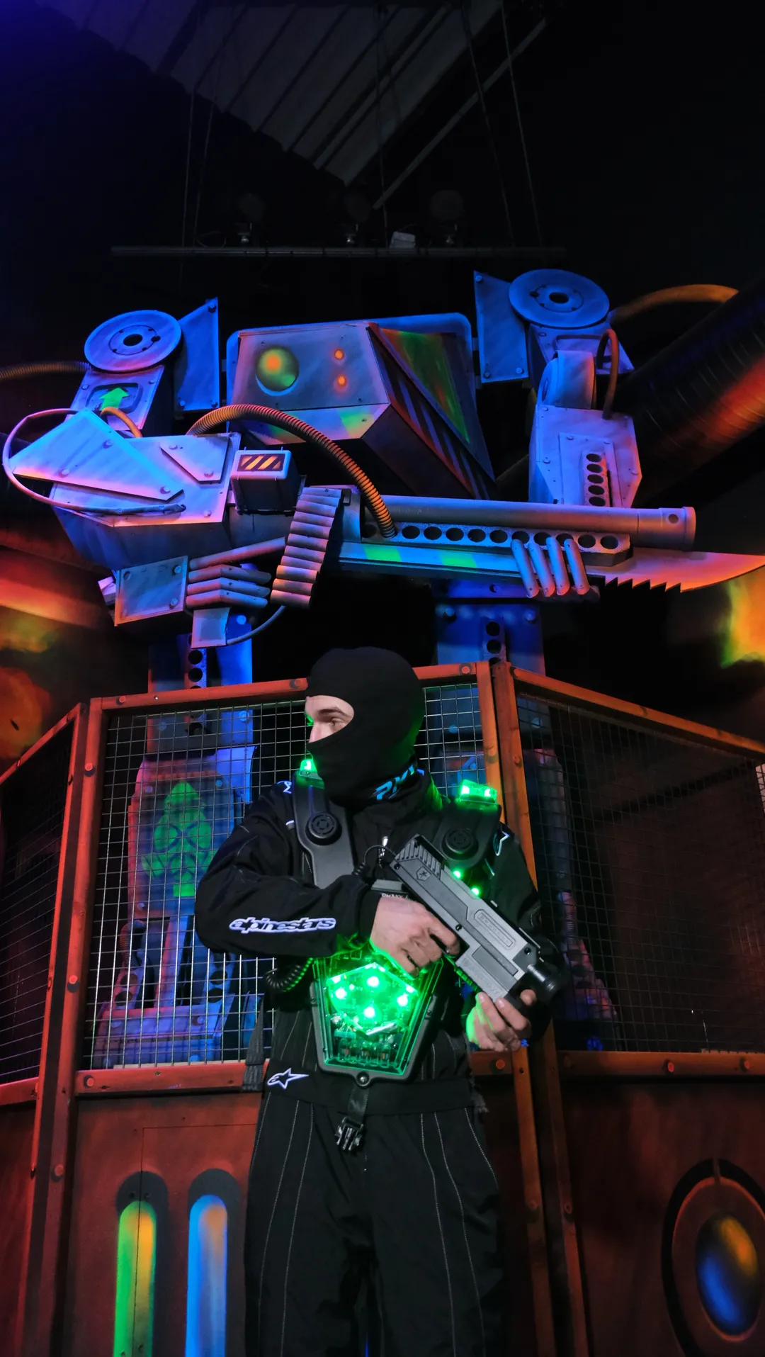 Joueur dans l'arène de Laser Game de Paris Kart Indoor
